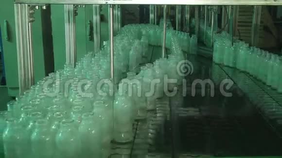 工厂生产玻璃瓶视频的预览图