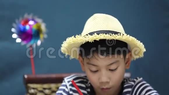 小亚洲快乐男孩画面带笑容视频的预览图