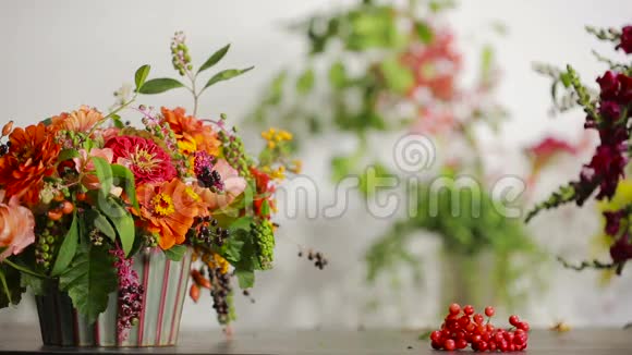 花商准备一束鲜花出售给顾客视频的预览图
