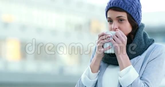 微笑的女人喝热饮料视频的预览图