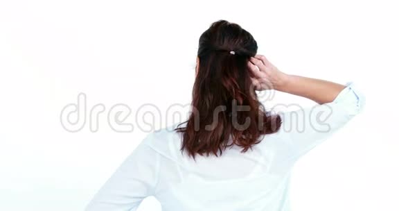 女人挠头的后视视频的预览图