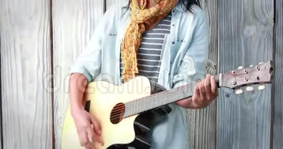 微笑的时髦女人弹吉他视频的预览图