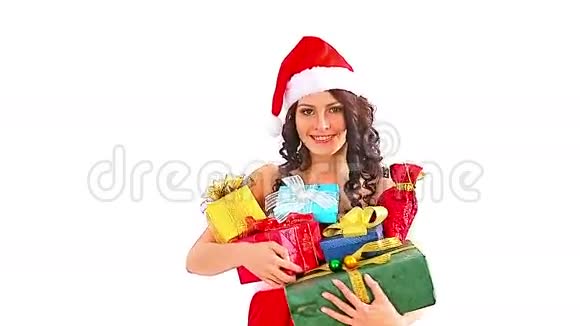 戴着圣诞帽的女人拿着堆叠的礼盒视频的预览图