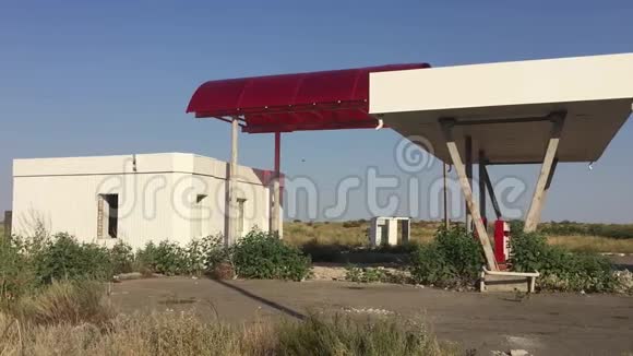 旧脏加油站道路66处废弃的加油站世界燃料末日汽油油慢动作视频视频的预览图