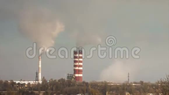 工业厂房管道产生的烟雾视频的预览图