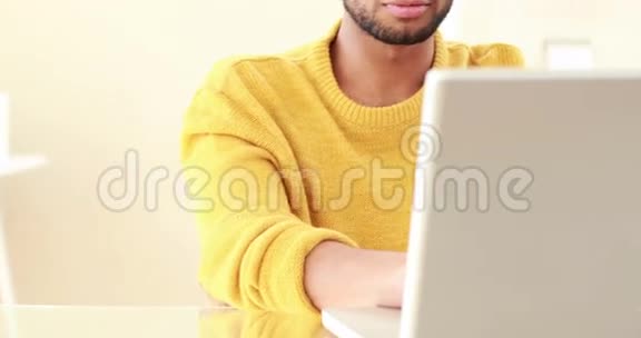 带着耳机的微笑男人用笔记本电脑视频的预览图