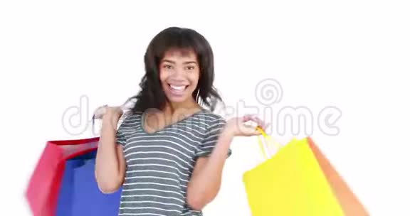 微笑的女人拿着购物袋视频的预览图