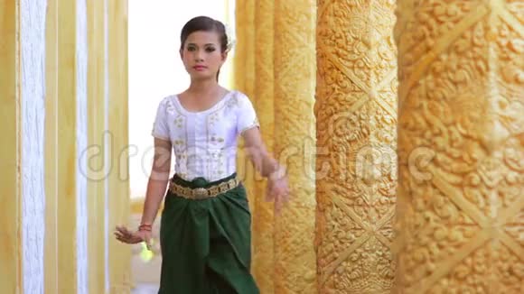 美丽的亚洲女孩在寺庙里表演柬埔寨民间舞蹈视频的预览图