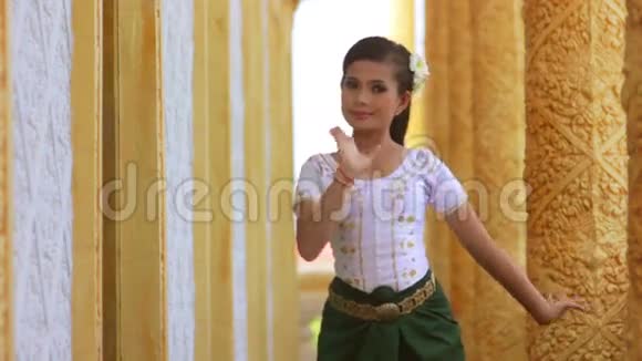 美丽的亚洲女孩在寺庙里表演柬埔寨民间舞蹈视频的预览图