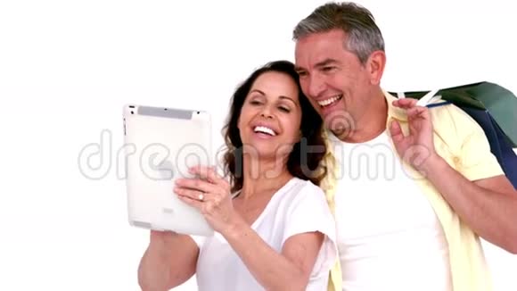 带平板电脑的成人情侣自拍视频的预览图