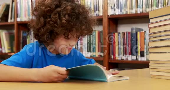 微笑的小男孩在看书视频的预览图