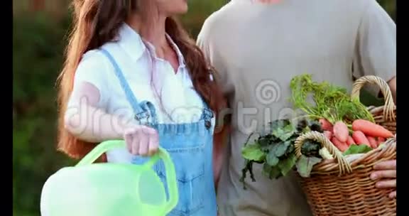 年轻夫妇拿着一篮子蔬菜视频的预览图