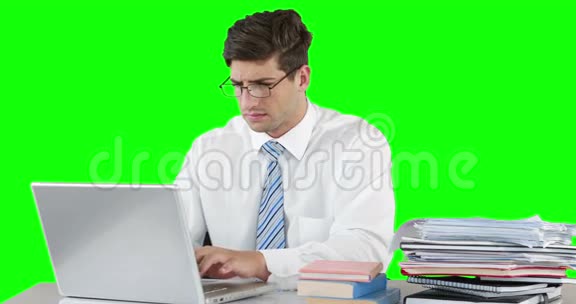 担心商人在桌子上用笔记本电脑视频的预览图