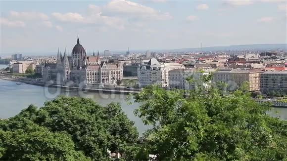 布达佩斯全景多瑙河和匈牙利议会大厦视频的预览图