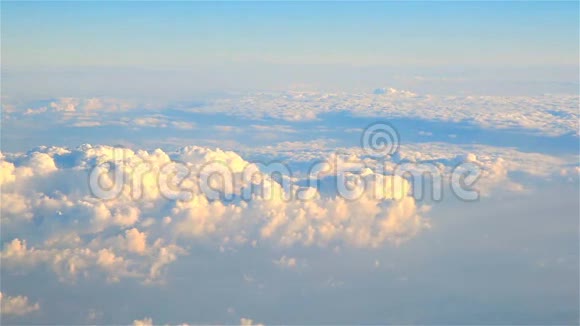 从飞机上看到的蓝天云视频的预览图
