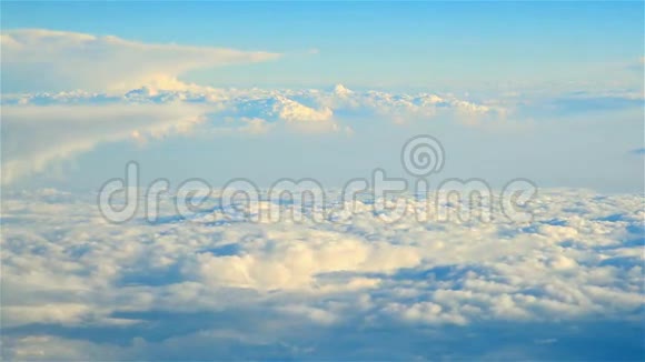 从飞机上看到的蓝天云视频的预览图
