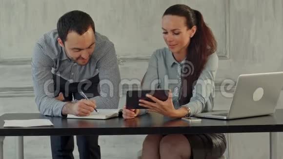 快乐的商务人士与数字平板电脑视频的预览图