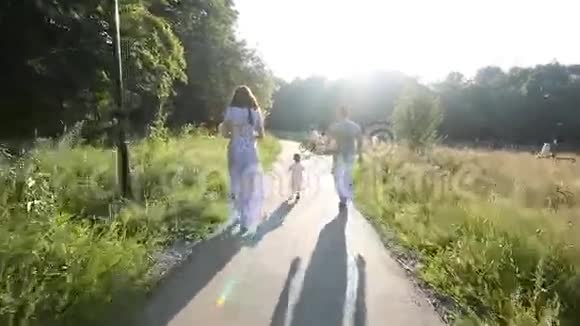 美丽的母亲和婴儿户外自然视频的预览图