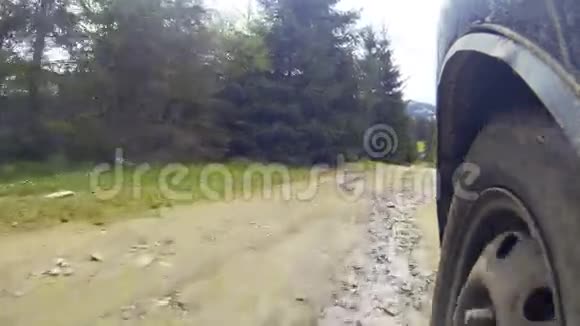汽车在山里穿过乡村视频的预览图