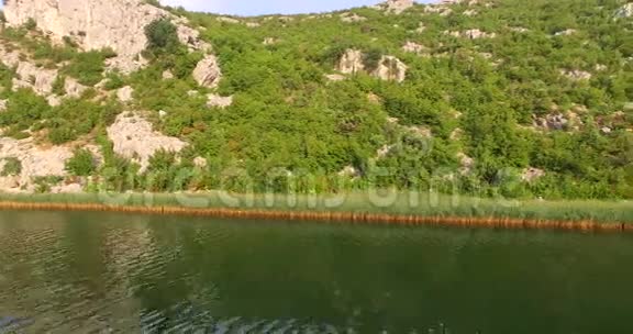 克罗地亚兹曼贾河的鸟瞰图视频的预览图