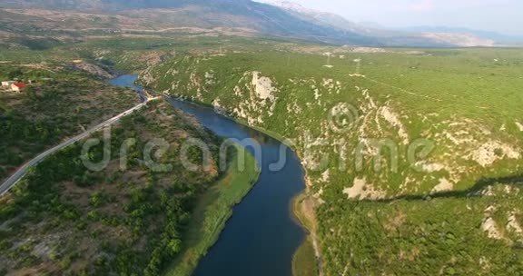 克罗地亚兹曼贾河的鸟瞰图视频的预览图