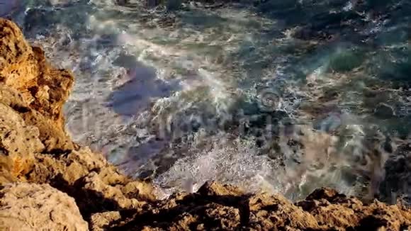 蓝色的海浪和岩石海滩视频的预览图
