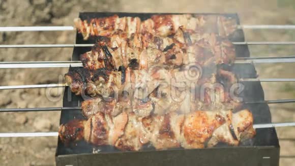 在煤浆上用金属串煮猪肉串视频的预览图