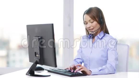 有电脑的女性热线接线员视频的预览图