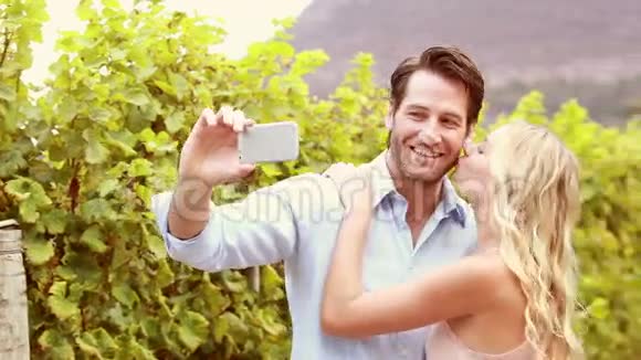 快乐的微笑情侣自拍视频的预览图