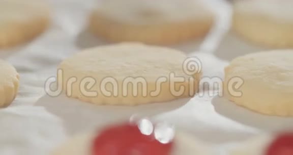黄油饼干上涂着草莓酱的面包师视频的预览图