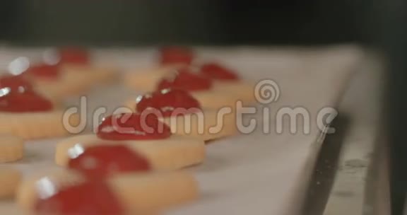 面包师准备果酱填充黄油饼干视频的预览图