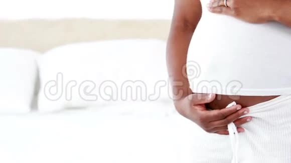 孕妇摸着肚子视频的预览图