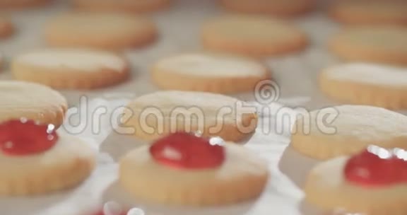 黄油饼干上涂着草莓酱的面包师视频的预览图