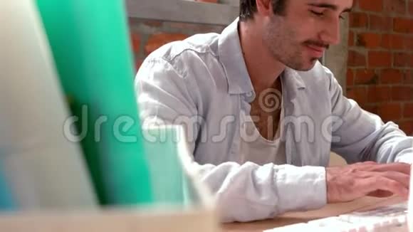 临时商人在他的笔记本电脑上工作视频的预览图