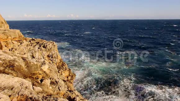 蓝色的海浪和岩石海滩视频的预览图