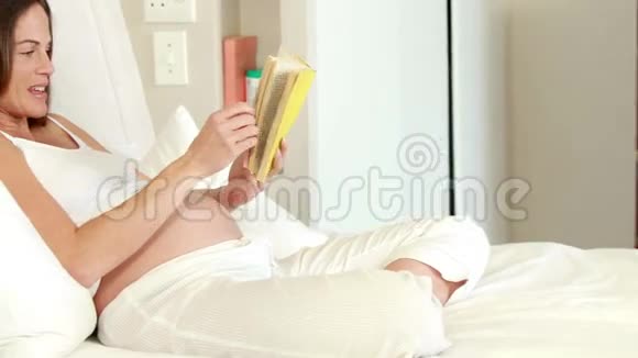 孕妇在床上看书放松视频的预览图