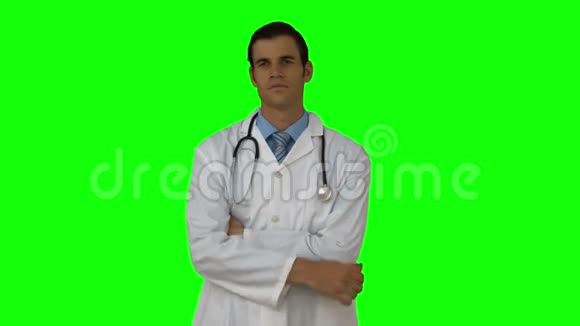 年轻医生站着思考视频的预览图