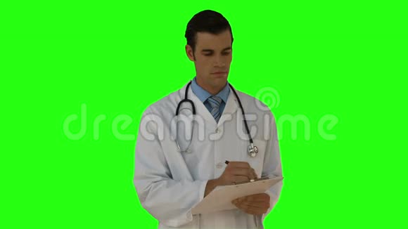 年轻医生在剪贴板上写字视频的预览图