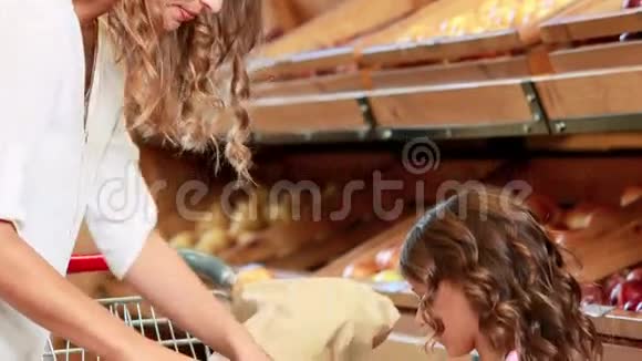 母女俩在超市购物视频的预览图