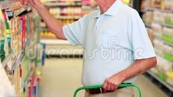 老人在超市购物视频的预览图