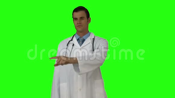 年轻的医生站着指着视频的预览图
