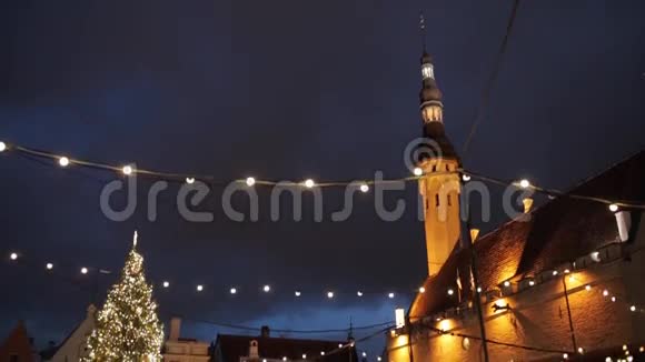 老塔林市政厅广场的圣诞树视频的预览图