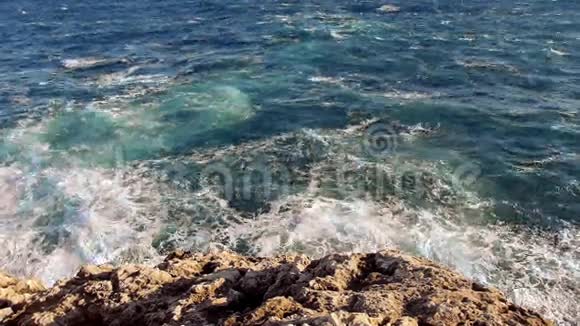 蓝色的海浪和岩石海滩视频的预览图