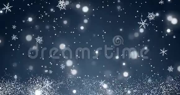 蓝色圣诞背景上的白色纸屑雪花和bokeh灯视频的预览图