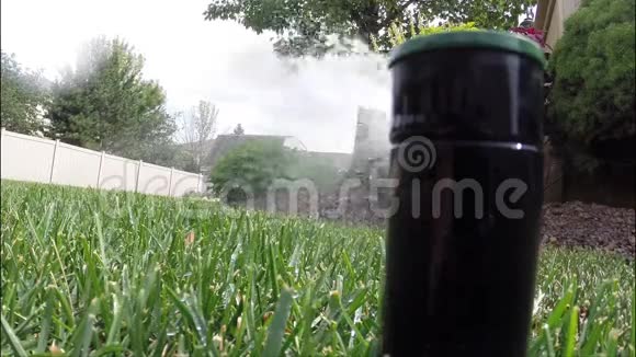 自动灌溉系统浇灌草坪视频的预览图
