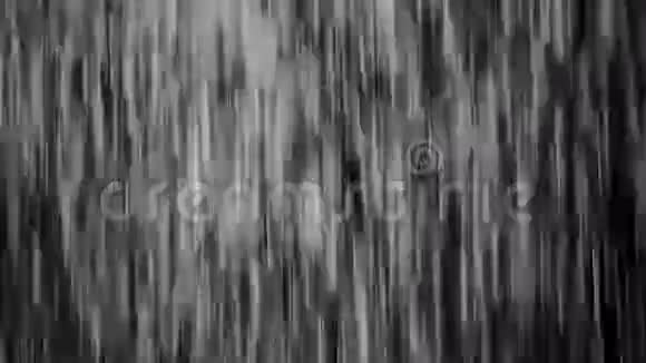 玻璃上的雨水视频的预览图