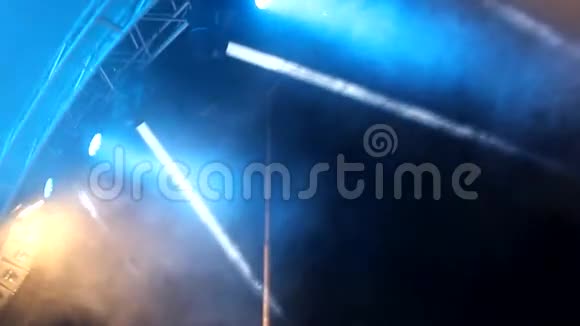 舞台上的灯光视频的预览图