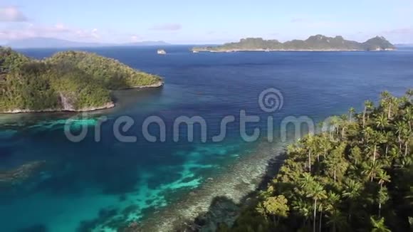RajaAmpat热带泻湖远景视频的预览图
