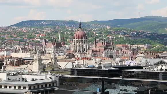 布达佩斯全景多瑙河和匈牙利议会大厦视频的预览图
