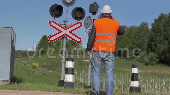 铁路附近有手机的工人视频的预览图